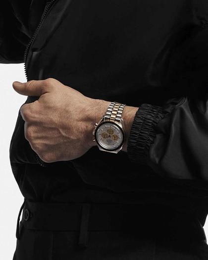 Omega Speedmaster Moonwatch Professional Chronograph Handaufzug Edelstahl 42mm silberfarbenes Zifferblatt zweifarbiges Metallband – Herrenuhren Chronograph aus 750 Gelbgold, Edelstahl und Keramik. Das Gehäuse ist rund und silber. Das Edelstahlarmband mit Gold ist silber-gelbgold. Das Zifferblatt ist ein Index in silber. – Ansicht 7