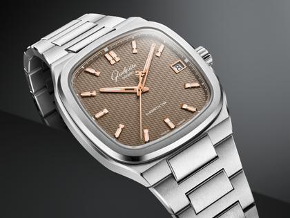Glashütte Original Seventies Vintage Kollektion Tweed Amp Automatik Edelstahl 39x39mm beiges Zifferblatt Metallband – Herrenuhren Uhr mit Datum aus 750 Rotgold und Edelstahl. Das Gehäuse ist quadratisch und silber. Das Edelstahlarmband ist silber. Das Zifferblatt ist ein Index in beige. – Ansicht 5