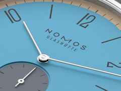 Nomos Glashütte Tangente 38 Datum "175 Years Watchmaking - Delfin" Handaufzug Edelstahl blaues Zifferblatt graues Textilband Glasboden – Herrenuhren Uhr mit Datum aus Edelstahl. Das Gehäuse ist rund und silber. Das Textilarmband ist grau. Das Zifferblatt ist arabisch Index und blau. – Ansicht 5