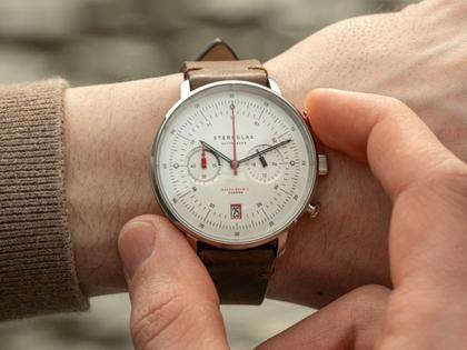 Sternglas Hamburg Chrono Quarz Edelstahl 42mm weißes Zifferblatt braunes Lederband – Herrenuhren Chronograph aus Edelstahl. Das Gehäuse ist rund und silber. Das Lederarmband ist braun. Das Zifferblatt ist arabisch Index und weiß. – Ansicht 7