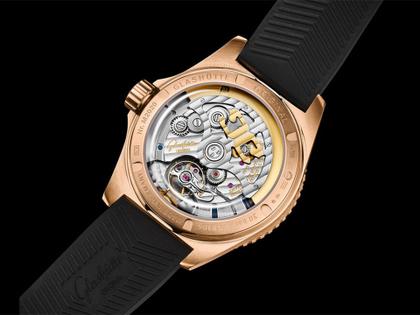 Glashütte Original SeaQ Panoramadatum Automatik Rotgold 43mm schwarzes Zifferblatt schwarzes Kautschukband – Herrenuhren Uhr mit Datum aus 750 Rotgold. Das Gehäuse ist rund und roségold. Das Kautschuk / Kunststoff / Silikon Armband ist schwarz. Das Zifferblatt ist arabisch Index und schwarz. – Ansicht 3