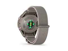 Garmin Approach S72 Titan Grau-DLC 43mm digitales Display graues Textilband – Herrenuhren Uhr Multifunktion aus Keramik und Kunststoff. Das Gehäuse ist rund und grau. Das Textilarmband ist grau. Das Zifferblatt ist digital und schwarz. – Ansicht 4