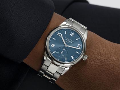 Nomos Glashütte Club Sport neomatik 37 Polar Automatik Edelstahl blaues Zifferblatt Metallband Glasboden – Herrenuhren Uhr ohne Datum aus Edelstahl. Das Gehäuse ist rund und silber. Das Edelstahlarmband ist silber. Das Zifferblatt ist arabisch Index und blau. – Ansicht 7