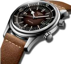 Longines Legend Diver Automatik Edelstahl 42mm braunes Zifferblatt braunes Lederband – Herrenuhren Uhr mit Datum aus Edelstahl. Das Gehäuse ist rund und silber. Das Lederarmband ist braun. Das Zifferblatt ist arabisch Index und braun. – Ansicht 3