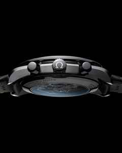 Omega Speedmaster Dark Side of the Moon Apollo 8 Chronograph Handaufzug Keramik 44mm schwarzes Zifferblatt schwarzes Kautschukband – Herrenuhren Chronograph aus Aluminium, Kautschuk und Keramik. Das Gehäuse ist rund und schwarz. Das Kautschuk / Kunststoff / Silikon Armband ist schwarz. Das Zifferblatt ist ein Index in schwarz. – Ansicht 4