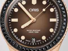Oris Divers Sixty-Five 36 Bronze Herzog Loibner Limited Edition – Herrenuhren Uhr mit Datum aus Edelstahl. Das Gehäuse ist rund und silber. Das Lederarmband ist schwarz. Das Zifferblatt ist ein Index in braun. – Ansicht 4