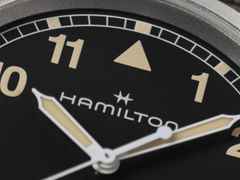 Hamilton Khaki Field Quartz Edelstahl 38mm schwarzes Zifferblatt grünes NATO-Textilband – Herrenuhren Uhr ohne Datum aus Edelstahl. Das Gehäuse ist rund und grau. Das Textilarmband ist grün. Das Zifferblatt ist ein Index in schwarz. – Ansicht 4