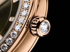 Glashütte Original Lady Serenade Luna Automatik Rotgold 32,5mm grünes Zifferblatt grünes Lederband – Damenuhren Uhr ohne Datum aus 750 Rotgold und Leder. Das Gehäuse ist rund und roségold. Das Lederarmband Kroko / Alligator ist grün. Das Zifferblatt ist ein Index in grün. – Ansicht 5