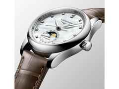 Longines Master Collection Automatik Edelstahl 34mm weißes Perlmutt-Zifferblatt mit Diamanten braunes Lederband – Damenuhren Uhr mit Datum aus Edelstahl und Leder. Das Gehäuse ist rund und silber. Das Lederarmband Kroko / Alligator ist braun. Das Zifferblatt ist ein Index in weiß. – Ansicht 2