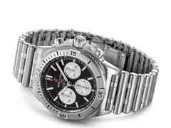 Breitling Chronomat B01 42 Edelstahl schwarzes Zifferblatt Metallband – Herrenuhren Chronograph aus Edelstahl. Das Gehäuse ist rund und silber. Das Edelstahlarmband ist silber. Das Zifferblatt ist ein Index in schwarz. – Ansicht 3