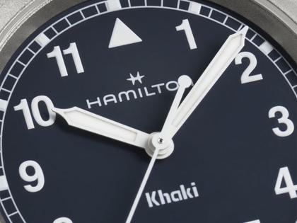 Hamilton Khaki Field Quartz Edelstahl 33mm blaues Zifferblatt blaues NATO-Textilband – Damenuhren Uhr ohne Datum aus Edelstahl. Das Gehäuse ist rund und grau. Das Textilarmband ist blau. Das Zifferblatt ist ein Index in blau. – Ansicht 4