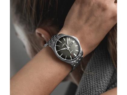 Junghans Meister S Automatic Edelstahl 40mm olivgrünes Zifferblatt Metallband – Herrenuhren Uhr mit Datum aus Edelstahl. Das Gehäuse ist rund und silber. Das Edelstahlarmband ist silber. Das Zifferblatt ist ein Index in grün. – Ansicht 3