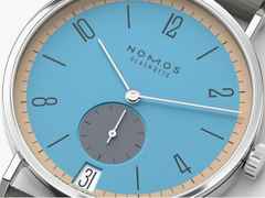 Nomos Glashütte Tangente 38 Datum "175 Years Watchmaking - Delfin" Handaufzug Edelstahl blaues Zifferblatt graues Textilband Glasboden – Herrenuhren Uhr mit Datum aus Edelstahl. Das Gehäuse ist rund und silber. Das Textilarmband ist grau. Das Zifferblatt ist arabisch Index und blau. – Ansicht 4