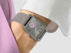 Nomos Glashütte Tetra Die Unerreichbare Handaufzug Edelstahl 29mm silberfarbenes Zifferblatt graues Veloursband Glasboden – Damenuhren Uhr ohne Datum aus Edelstahl und Leder. Das Gehäuse ist quadratisch und silber. Das Lederarmband ist grau. Das Zifferblatt ist arabisch Index und silber. – Ansicht 4