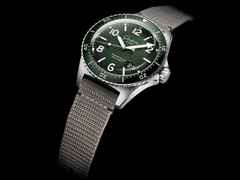 Glashütte Original SeaQ Panoramadatum Automatik Edelstahl 43mm grünes Zifferblatt graues Textilband – Herrenuhren Uhr mit Datum aus Edelstahl und Keramik. Das Gehäuse ist rund und silber. Das Textilarmband ist grau. Das Zifferblatt ist arabisch Index und grün. – Ansicht 5