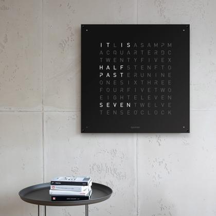Qlocktwo Earth 90 Black Pepper mit weiß lackiertem Holz – Großuhren Wanduhr aus Edelstahl. Das Gehäuse ist quadratisch. Das Zifferblatt ist digital und schwarz. – Ansicht 2