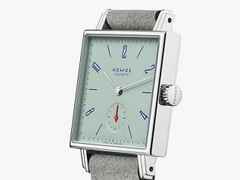 Nomos Glashütte Tetra Petit Four Matcha Handaufzug Edelstahl 29mm grünes Zifferblatt graues Lederband Stahlboden – Damenuhren Uhr ohne Datum aus Edelstahl. Das Gehäuse ist quadratisch und silber. Das Lederarmband ist grau. Das Zifferblatt ist arabisch Index und grün. – Ansicht 3