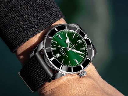Breitling Superocean Heritage B20 Automatic 46 Edelstahl grünes Zifferblatt schwarzes Kautschukband – Herrenuhren Uhr mit Datum aus Edelstahl, Kautschuk und Keramik. Das Gehäuse ist rund und silber. Das Kautschuk / Kunststoff / Silikon Armband ist schwarz. Das Zifferblatt ist ein Index in grün. – Ansicht 5