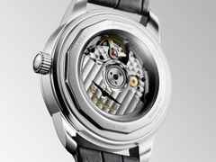 Longines Conquest Heritage Central Power Reserve Automatik Edelstahl 38mm schwarzes Zifferblatt schwarzes Lederband – Herrenuhren Uhr mit Datum aus Edelstahl und Leder. Das Gehäuse ist rund und silber. Das Lederarmband Kroko / Alligator ist schwarz. Das Zifferblatt ist ein Index in schwarz. – Ansicht 4