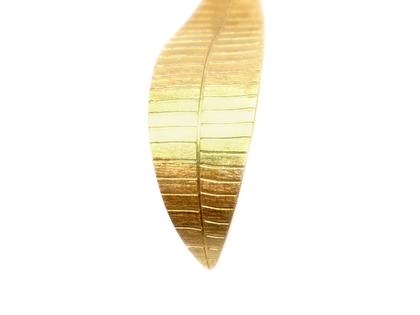 Maria Rzewuska OKK Ohrstecker Blatt Silber vergoldet schmal – Ohrschmuck Ohrstecker in gelbgold und aus 925 Silber und vergoldet. – Ansicht 3