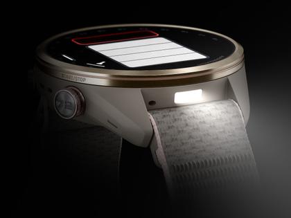 Garmin Approach S72 Titan Grau-DLC 43mm digitales Display graues Textilband – Herrenuhren Uhr Multifunktion aus Keramik und Kunststoff. Das Gehäuse ist rund und grau. Das Textilarmband ist grau. Das Zifferblatt ist digital und schwarz. – Ansicht 6