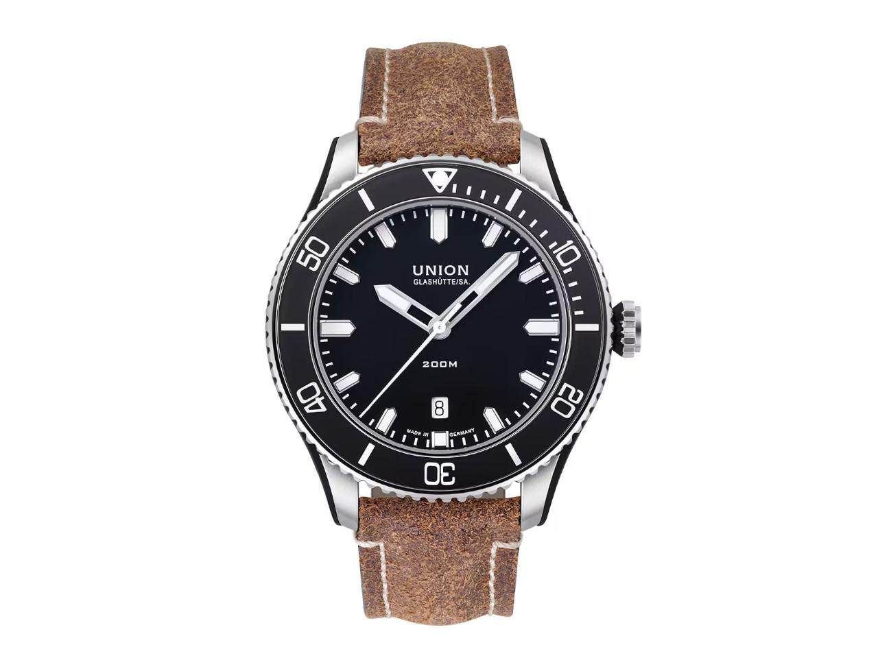 Union Glashütte Belisar  Datum Sport Automatik Edelstahl 45mm schwarzes Zifferblatt schwarzes Kautschukband – Herrenuhren Uhr mit Datum aus Edelstahl. Das Gehäuse ist rund und silber. Das Kautschuk / Kunststoff / Silikon Armband ist schwarz. Das Zifferblatt ist ein Index in schwarz. – Ansicht 2