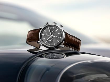 TAG Heuer Carrera Chronograph Automatik Edelstahl 42mm graues Zifferblatt braunes Lederband – Herrenuhren Chronograph aus Edelstahl und Keramik. Das Gehäuse ist rund und silber. Das Lederarmband Kroko / Alligator ist braun. Das Zifferblatt ist ein Index in grau. – Ansicht 4