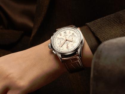 Breitling Premier B01 Chronograph 42 Automatik Edelstahl beiges Zifferblatt braunes Lederband – Herrenuhren Chronograph aus Edelstahl und Leder. Das Gehäuse ist rund und silber. Das Lederarmband Kroko / Alligator ist braun. Das Zifferblatt ist arabisch und beige. – Ansicht 5