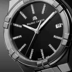 Maurice Lacroix Aikon Quarz Edelstahl 35mm schwarzes Zifferblatt schwarzes Kautschukband – Damenuhren Uhr mit Datum aus Edelstahl, Kautschuk, PVD beschichtet und vergoldet. Das Gehäuse ist rund und silber. Das Kautschuk / Kunststoff / Silikon Armband ist schwarz. Das Zifferblatt ist ein Index in schwarz. – Ansicht 2