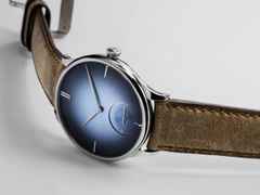 H. Moser & Cie. Venturer Small Seconds Funky Blue Handaufzug Weißgold 39mm blaues Zifferblatt braunes Lederband – Herrenuhren Uhr ohne Datum aus 750 Weißgold. Das Gehäuse ist rund und silber. Das Lederarmband ist braun. Das Zifferblatt ist ohne Zeichen und blau. – Ansicht 2