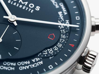 Nomos Glashütte Zürich Weltzeit Nachtblau Automatik Edelstahl 40mm weißes Zifferblatt schwarzes Lederband – Herrenuhren Uhr ohne Datum aus Edelstahl und Leder. Das Gehäuse ist rund und silber. Das Lederarmband ist schwarz. Das Zifferblatt ist ein Index in blau. – Ansicht 5