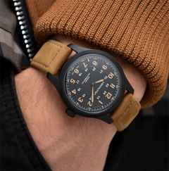 Hamilton Khaki Field Titanium Auto Titan 42mm schwarzes Zifferblatt braunes Lederband – Herrenuhren Uhr ohne Datum aus Titan. Das Gehäuse ist rund und schwarz. Das Lederarmband ist braun. Das Zifferblatt ist arabisch Index und schwarz. – Ansicht 2