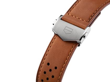 TAG Heuer Carrera Chronograph Automatik Edelstahl 44mm blaues Zifferblatt braunes Lederband – Herrenuhren Chronograph aus Edelstahl und Keramik. Das Gehäuse ist rund und silber. Das Lederarmband ist braun. Das Zifferblatt ist ein Index in blau. – Ansicht 4
