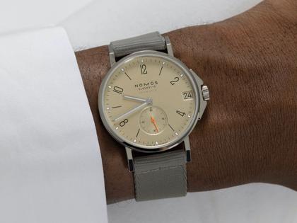 Nomos Glashütte Ahoi neomatik 38 Datum Sand Automatik Edelstahl sandfarbenes Zifferblatt dunkelgraues Textilband Glasboden – Herrenuhren Uhr mit Datum aus Edelstahl. Das Gehäuse ist rund und silber. Das Textilarmband ist grau. Das Zifferblatt ist arabisch Index und beige. – Ansicht 4