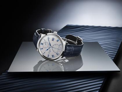 Glashütte Original Senator Chronometer Handaufzug Weißgold 42mm silbernes Zifferblatt blaues Lederband – Herrenuhren Uhr mit Datum aus 750 Weißgold und Leder. Das Gehäuse ist rund und silber. Das Lederarmband Kroko / Alligator ist blau. Das Zifferblatt ist römisch und silber. – Ansicht 2