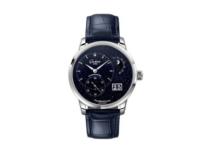 Glashütte Original PanoMaticLunar Anniversary Edition Automatik Platin 40mm Aventurin-Zifferblatt blaues Lederband – Herrenuhren Uhr mit Datum aus 750 Weißgold und 950 Platin. Das Gehäuse ist rund und silber. Das Lederarmband Kroko / Alligator ist blau. Das Zifferblatt ist arabisch Index und blau.