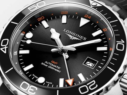 Longines HydroConquest GMT Automatik Edelstahl 43mm schwarzes Zifferblatt schwarzes Kautschukband – Herrenuhren Uhr mit Datum aus Edelstahl, Kautschuk und Keramik. Das Gehäuse ist rund und silber. Das Kautschuk / Kunststoff / Silikon Armband ist schwarz. Das Zifferblatt ist arabisch Index und schwarz. – Ansicht 2