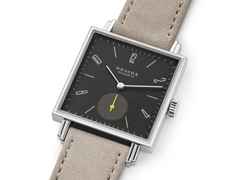 Nomos Glashütte Tetra Origins Basalt Handaufzug Edelstahl 29,5mm schwarzes Zifferblatt graues Lederband Glasboden – Damenuhren Uhr ohne Datum aus Edelstahl und Leder. Das Gehäuse ist quadratisch und silber. Das Lederarmband ist grau. Das Zifferblatt ist arabisch Index und schwarz. – Ansicht 3