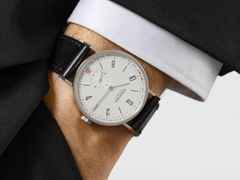 Nomos Glashütte Tangente 2date Handaufzug Edelstahl 38mm weißes Zifferblatt schwarzes Lederband Glasboden – Herrenuhren Uhr mit Datum aus Edelstahl und Leder. Das Gehäuse ist rund und silber. Das Lederarmband ist schwarz. Das Zifferblatt ist arabisch Index und silber. – Ansicht 11