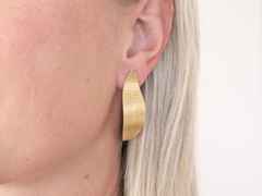 Maria Rzewuska OKK Ohrstecker Blatt Silber vergoldet schmal – Ohrschmuck Ohrstecker in gelbgold und aus 925 Silber und vergoldet. – Ansicht 4
