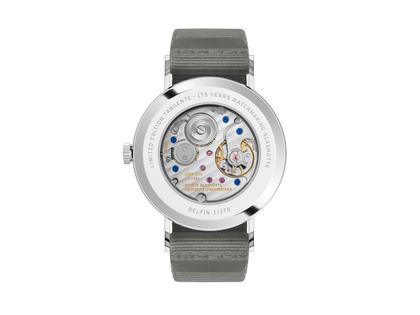 Nomos Glashütte Tangente 38 Datum "175 Years Watchmaking - Delfin" Handaufzug Edelstahl blaues Zifferblatt graues Textilband Glasboden – Herrenuhren Uhr mit Datum aus Edelstahl. Das Gehäuse ist rund und silber. Das Textilarmband ist grau. Das Zifferblatt ist arabisch Index und blau. – Ansicht 2