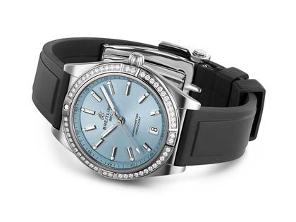 Breitling Chronomat Automatic 36 Edelstahl blaues Zifferblatt mit Brillanten schwarzes Kautschukband – Damenuhren Uhr mit Datum aus 750 Weißgold, Edelstahl und Kautschuk. Das Gehäuse ist rund und silber. Das Kautschuk / Kunststoff / Silikon Armband ist schwarz. Das Zifferblatt ist ein Index in blau. – Ansicht 3