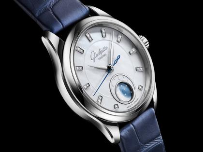 Glashütte Original Lady Serenade Luna Automatik Edelstahl 32,5mm weißes Perlmutt-Zifferblatt blaues Lederband – Damenuhren Uhr ohne Datum aus Edelstahl und Leder. Das Gehäuse ist rund und silber. Das Lederarmband Kroko / Alligator ist blau. Das Zifferblatt ist ein Index in weiß. – Ansicht 2
