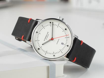 Sternglas Naos Edition Bauhaus X Rot Automatik Edelstahl 38mm beiges Zifferblatt schwarzes Lederband – Herrenuhren Uhr mit Datum aus Edelstahl. Das Gehäuse ist rund und silber. Das Lederarmband ist schwarz. Das Zifferblatt ist ein Index in beige. – Ansicht 6