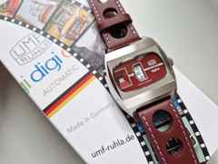 UMF Ruhla Scheibenuhr Automatik mit springender Stunde Edelstahl 41mm rotes Zifferblatt rotes Lederband limitiert – Herrenuhren Uhr ohne Datum aus Edelstahl und Leder. Das Gehäuse ist tonneauform und silber. Das Lederarmband ist rot. Das Zifferblatt ist digital und rot. – Ansicht 3