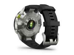 Garmin MARQ Athlete Gen 2 digital Titan 46mm schwarzes Kautschukband – Herrenuhren Uhr Multifunktion aus DLC beschichtet und Titan. Das Gehäuse ist rund und grau. Das Kautschuk / Kunststoff / Silikon Armband ist schwarz. Der Zifferblatt ist digital. – Ansicht 4
