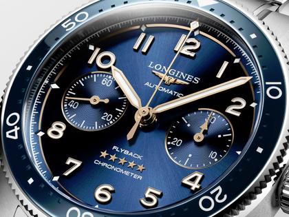 Longines Spirit Flyback Chronograph Automatik Edelstahl 42mm blaues Zifferblatt Metallband – Herrenuhren Chronograph aus Edelstahl und Keramik. Das Gehäuse ist rund und silber. Das Edelstahlarmband ist silber. Das Zifferblatt ist arabisch Index und blau. – Ansicht 2