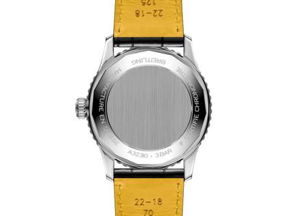 Breitling Navitimer Automatic GMT 41 Chronometer Edelstahl schwarzes Zifferblatt schwarzes Lederband – Herrenuhren Uhr mit Datum aus Edelstahl. Das Gehäuse ist rund und silber. Das Lederarmband Kroko / Alligator ist schwarz. Das Zifferblatt ist ein Index in schwarz. – Ansicht 2