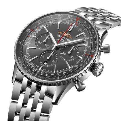 Breitling Navitimer B01 Chronograph 46 Edelstahl graues Zifferblatt Metallband – Herrenuhren Chronograph aus Edelstahl. Das Gehäuse ist rund und silber. Das Edelstahlarmband ist silber. Das Zifferblatt ist ein Index in grau. – Ansicht 3