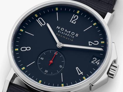 Nomos Glashütte Ahoi neomatik 38 Datum Atlantik Automatik Edelstahl dunkelblaues Zifferblatt dunkelblaues Textilband Glasboden – Herrenuhren Uhr mit Datum aus Edelstahl. Das Gehäuse ist rund und silber. Das Textilarmband ist blau. Das Zifferblatt ist arabisch Index und blau. – Ansicht 6